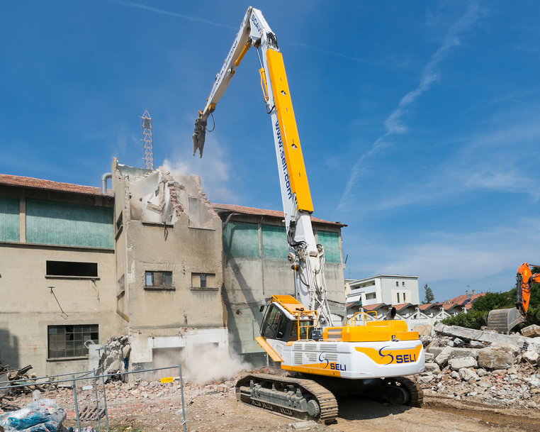 Doosan Demolition Excavator Takes Down Historic Factory